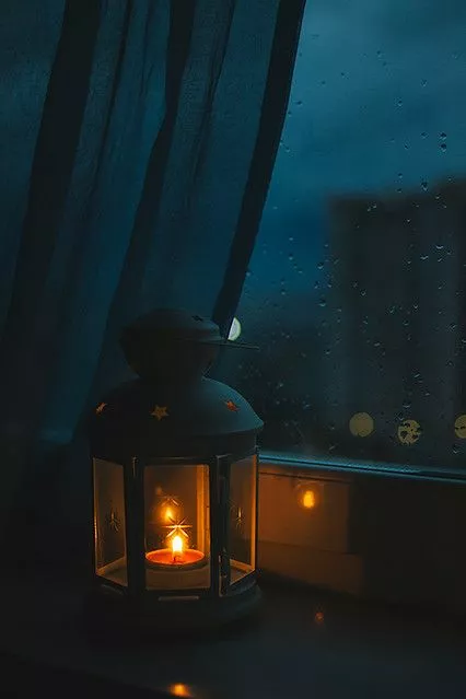 طراحی معماری مدرن و نورپردازی در فضای باز 